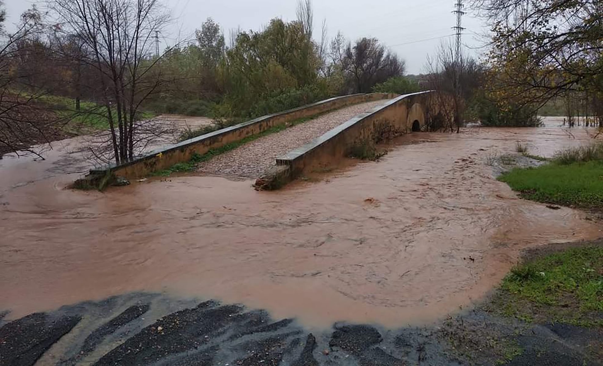 El arroyo Pedroches, muy crecido por Fátima