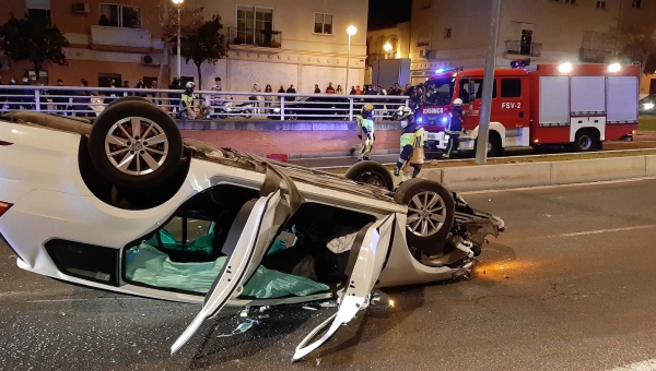 Vuelca un coche a la salida del túnel de Chinales