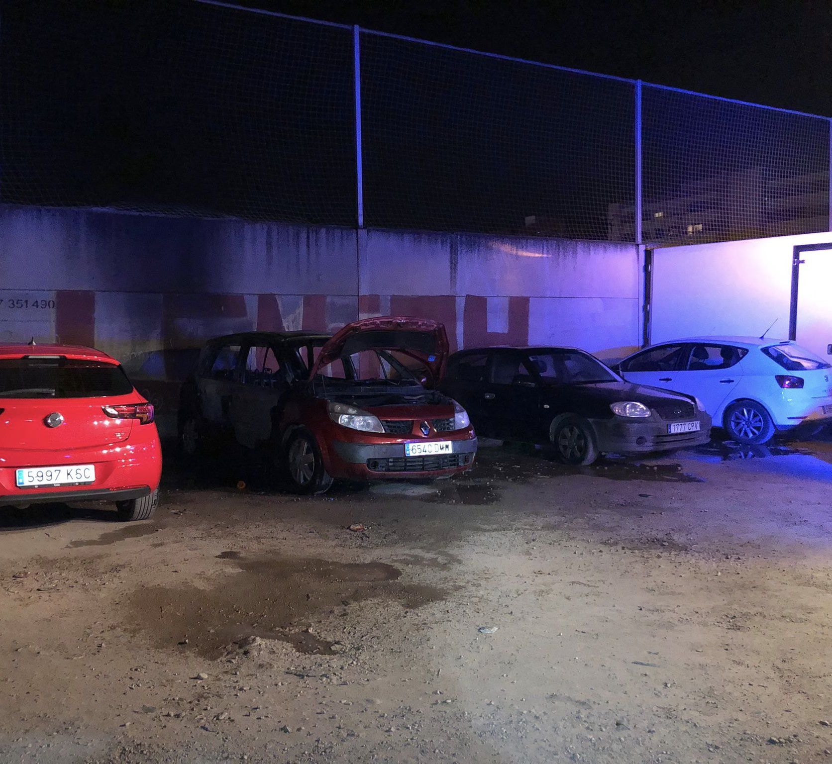 Arden tres coches junto al campo de fútbol de Fátima