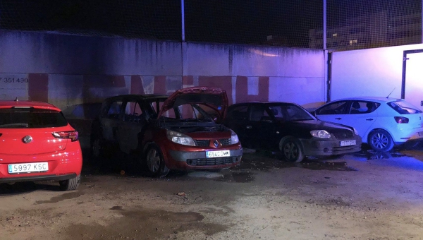 Arden tres coches junto al campo de fútbol de Fátima