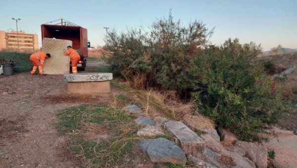 Sadeco retira del Arroyo Pedroches enseres y residuos abandonados