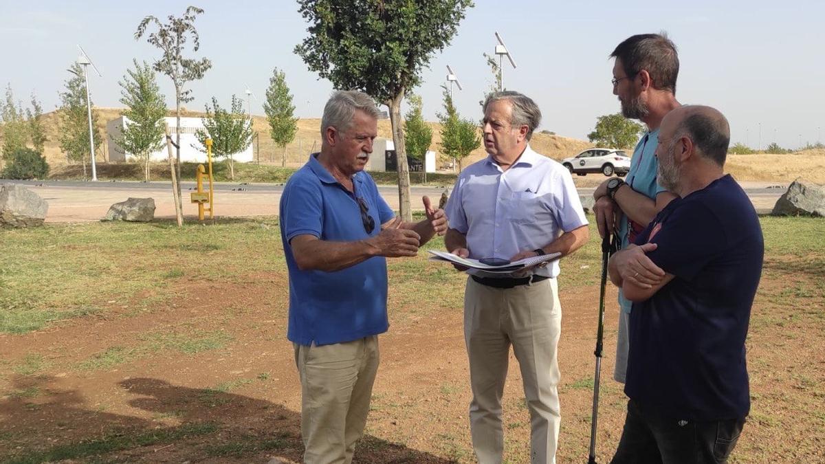 Urbanismo estudiará la limpieza del arroyo Pedroche y la dotación de un vigilante para el parque de Levante