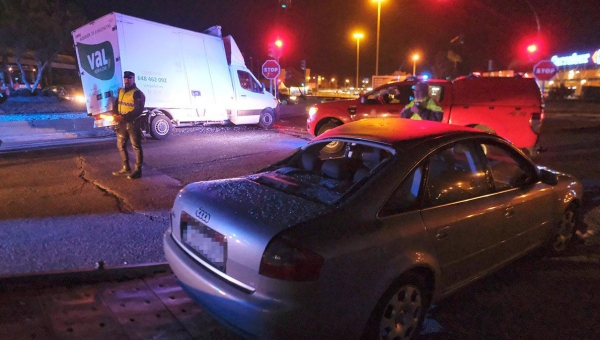 Un herido y dos atrapados en un accidente con tres vehículos implicados en la rotonda de Carrefour 