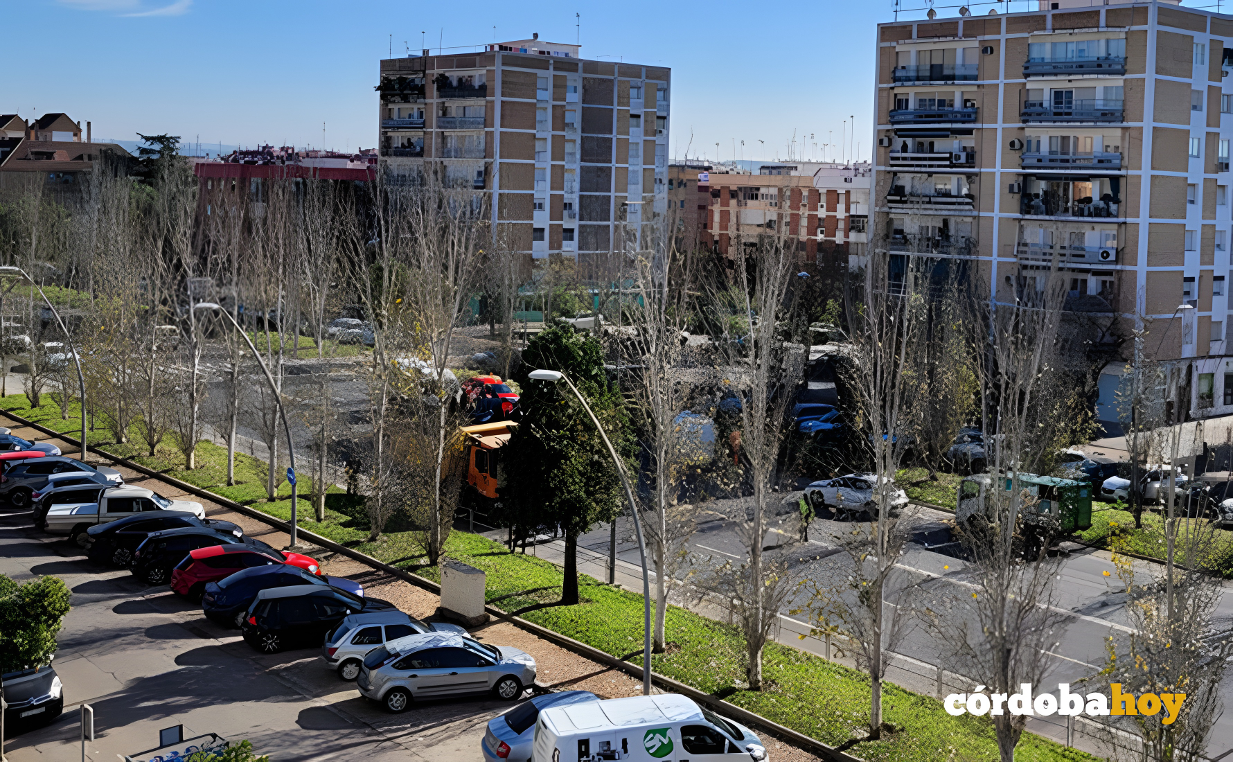 Un accidente entre un camión y un turismo se salda con dos heridos en la Avenida de Carlos III