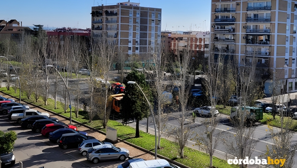 Un accidente entre un camión y un turismo se salda con dos heridos en la Avenida de Carlos III