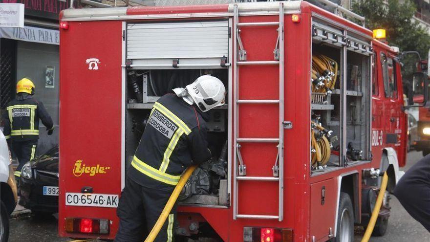 Los Bomberos sofocan un incendio en una clínica dental de Carlos III