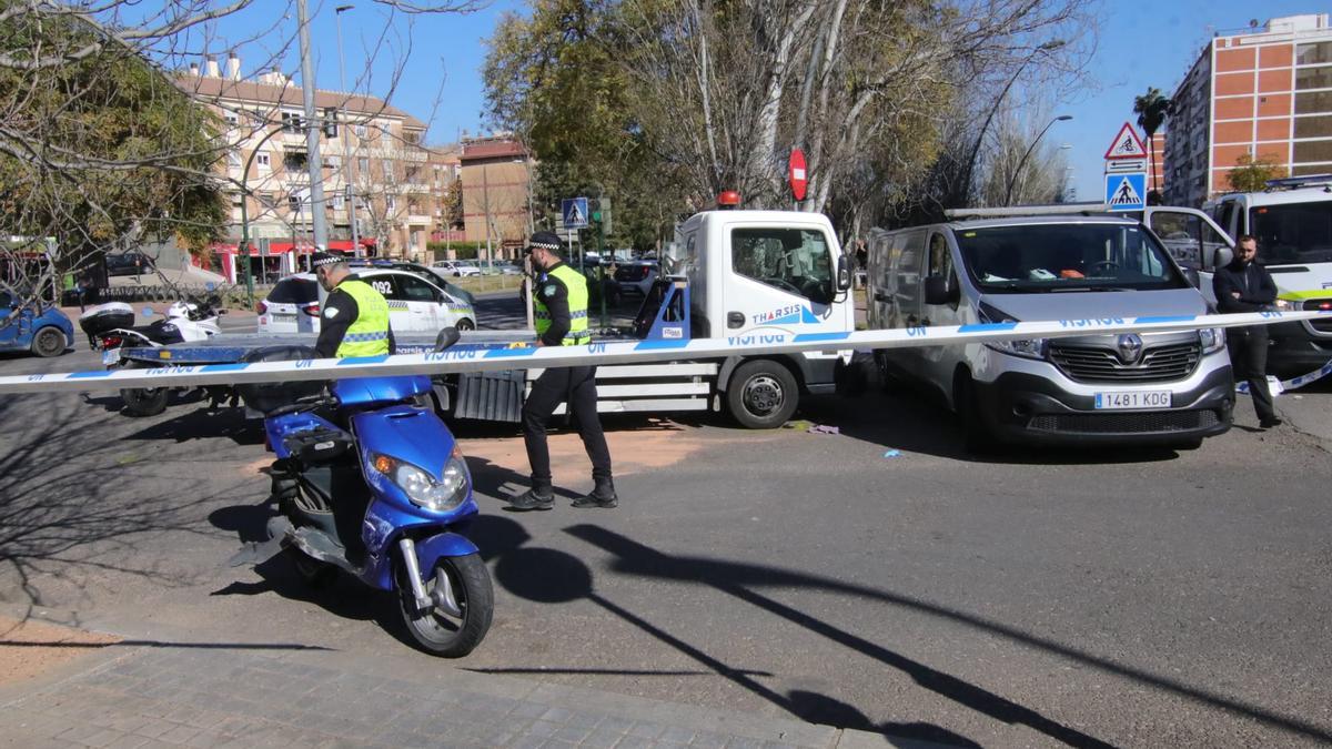 Fallece la copiloto de una moto al chocar con un camión grúa en la avenida Carlos III