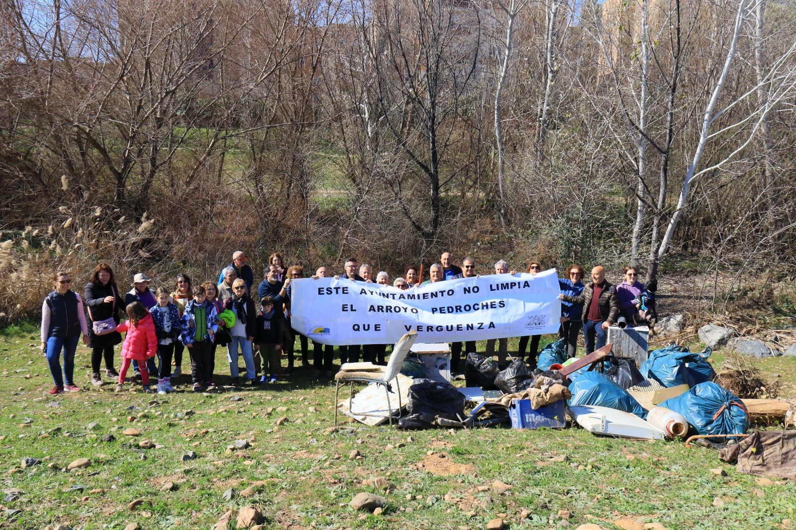 Vecinos y ecologistas limpian el arroyo Pedroche: &quot;Esto debería hacerlo Sadeco&quot;