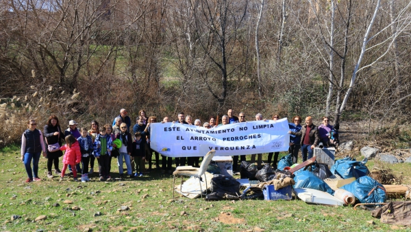 Vecinos y ecologistas limpian el arroyo Pedroche: &quot;Esto debería hacerlo Sadeco&quot;