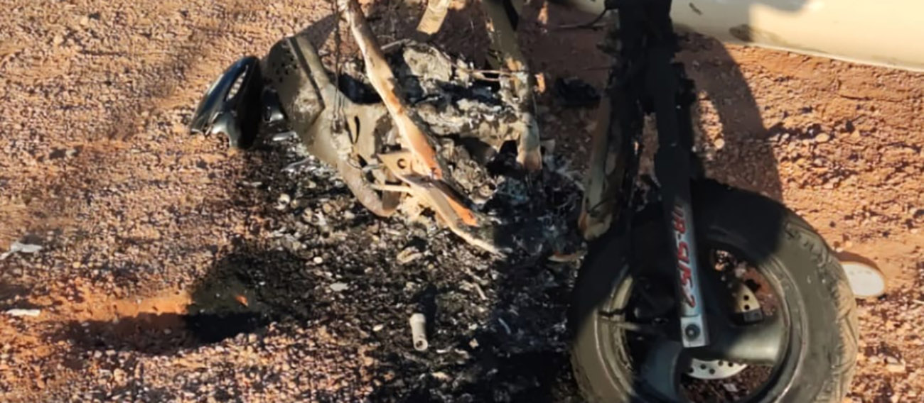 Arde una motocicleta de madrugada en El Parque de Levante