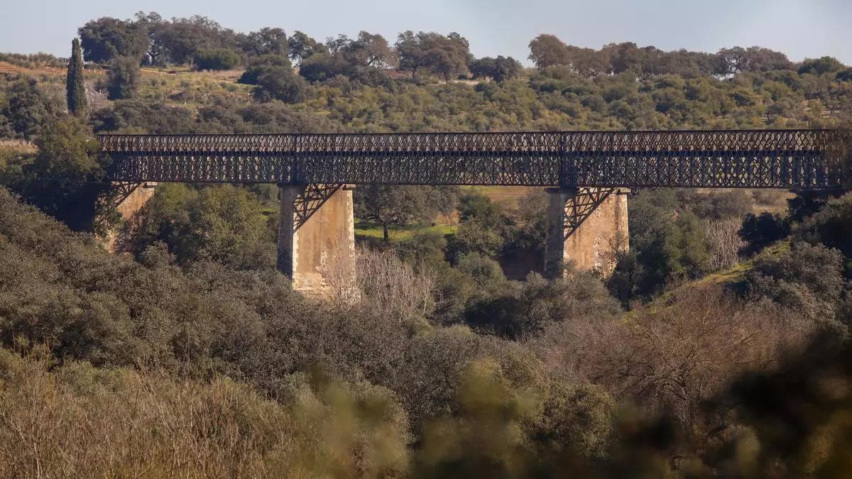 Buscan sin éxito un cuerpo en el arroyo Pedroche tras el aviso de un ciudadano