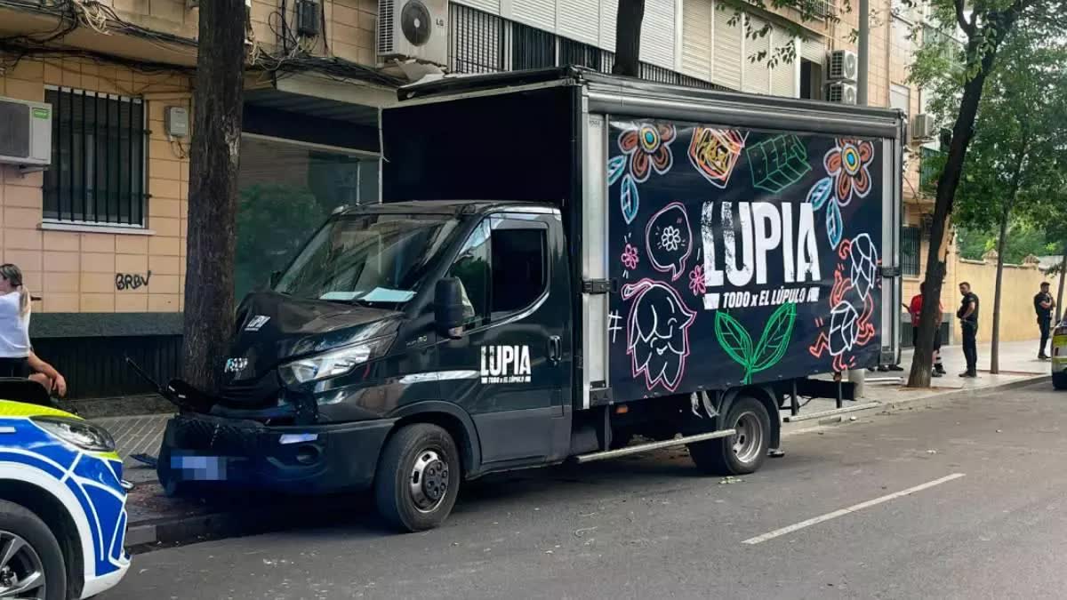 El conductor de un camión de cerveza se empotra contra un árbol en Levante