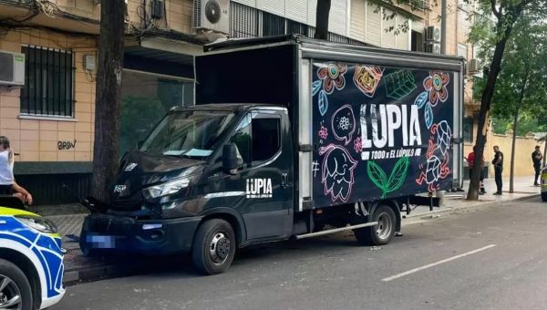 El conductor de un camión de cerveza se empotra contra un árbol en Levante