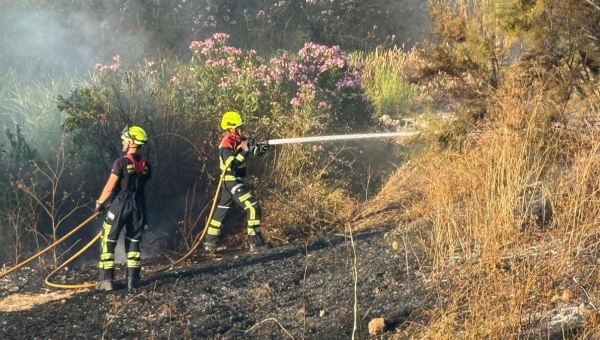 Un fuego calcina unos pastos en el Parque de Levante, cerca del poblado chabolista