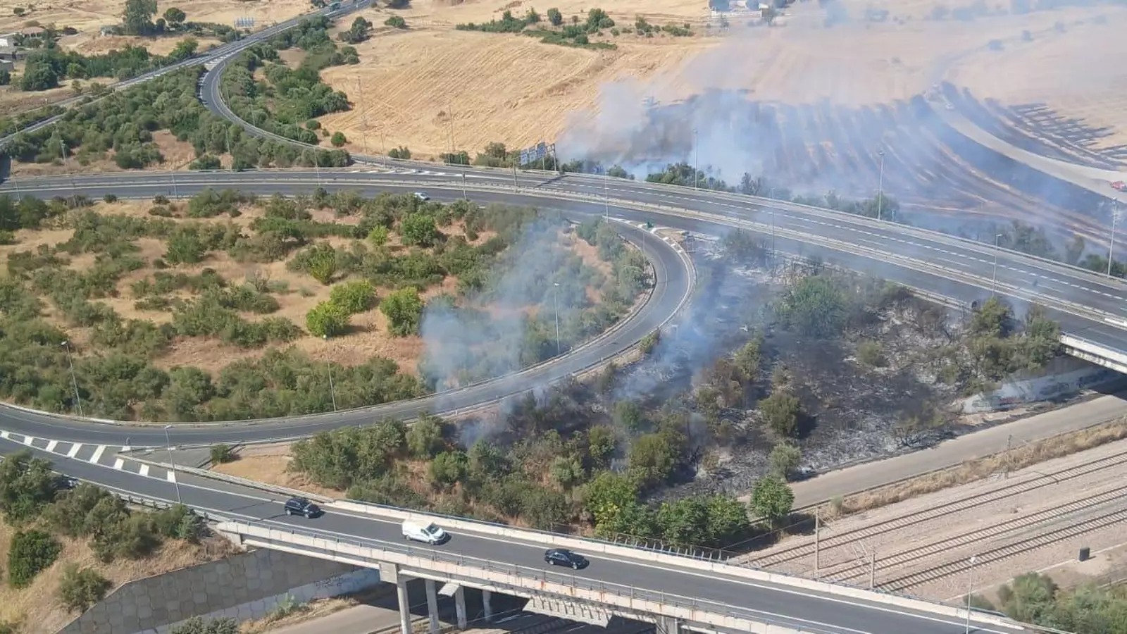 Medios aéreos y terrestres extinguen un incendio forestal declarado en La Campiñuela