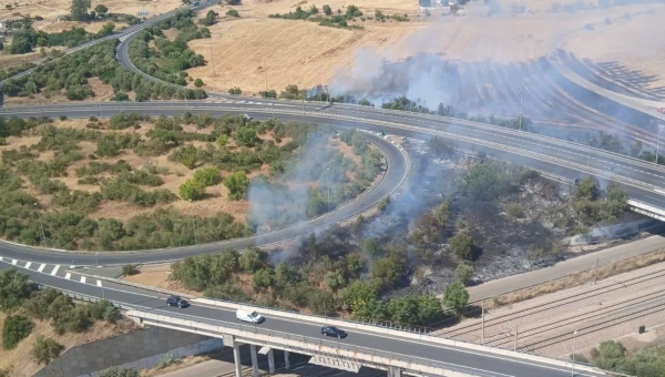 Medios aéreos y terrestres extinguen un incendio forestal declarado en La Campiñuela