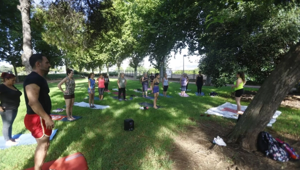Yoga en el parque y para todos: ¿Qué beneficios aporta esta actividad?