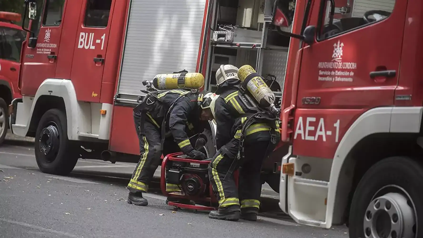 Los bomberos actúan de madrugada por una fuga de gas de una bombona en una vivienda
