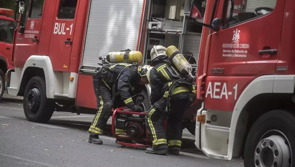 Los bomberos actúan de madrugada por una fuga de gas de una bombona en una vivienda