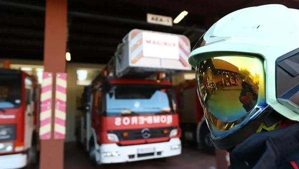 Los bomberos rescatan a una niña de 3 años y su madre en Fátima