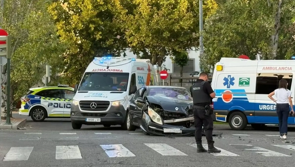 Una colisión entre dos turismos deja a una persona herida