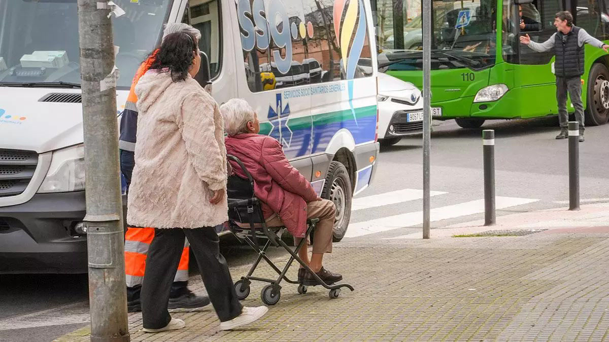  Atienden a varios pasajeros de Aucorsa tras el incidente de un autobús 