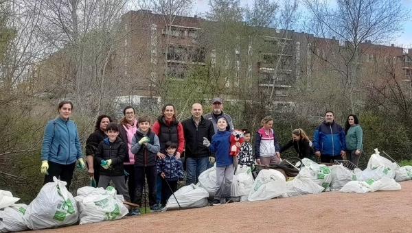 Vecinos de Fátima recogen 3.000 kilos de basura del arroyo Pedroches en Córdoba