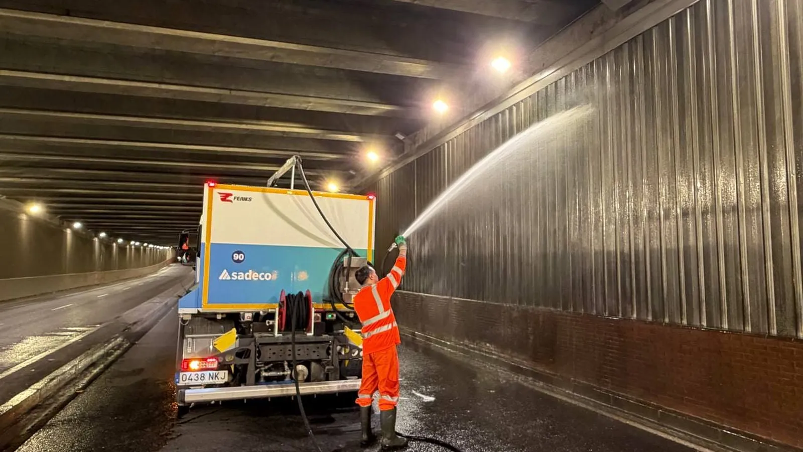 Sadeco limpia el túnel que une la avenida de la Libertad y Carlos III